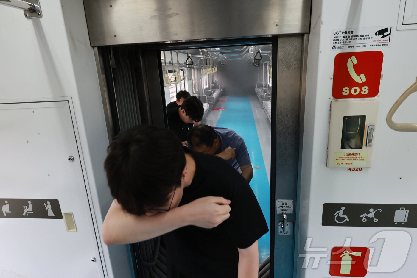 본문 이미지 - 4일 오후 경기도 고양시 지축차량기지에서 전동차 화재 시연이 열린 가운데 불이 난 전동차 객실에서 승객을 가정한 서울교통공사 직원들이 대피하고 있다. &#40;공동취재&#41; 2025.9.4/뉴스1 ⓒ News1 김진환 기자