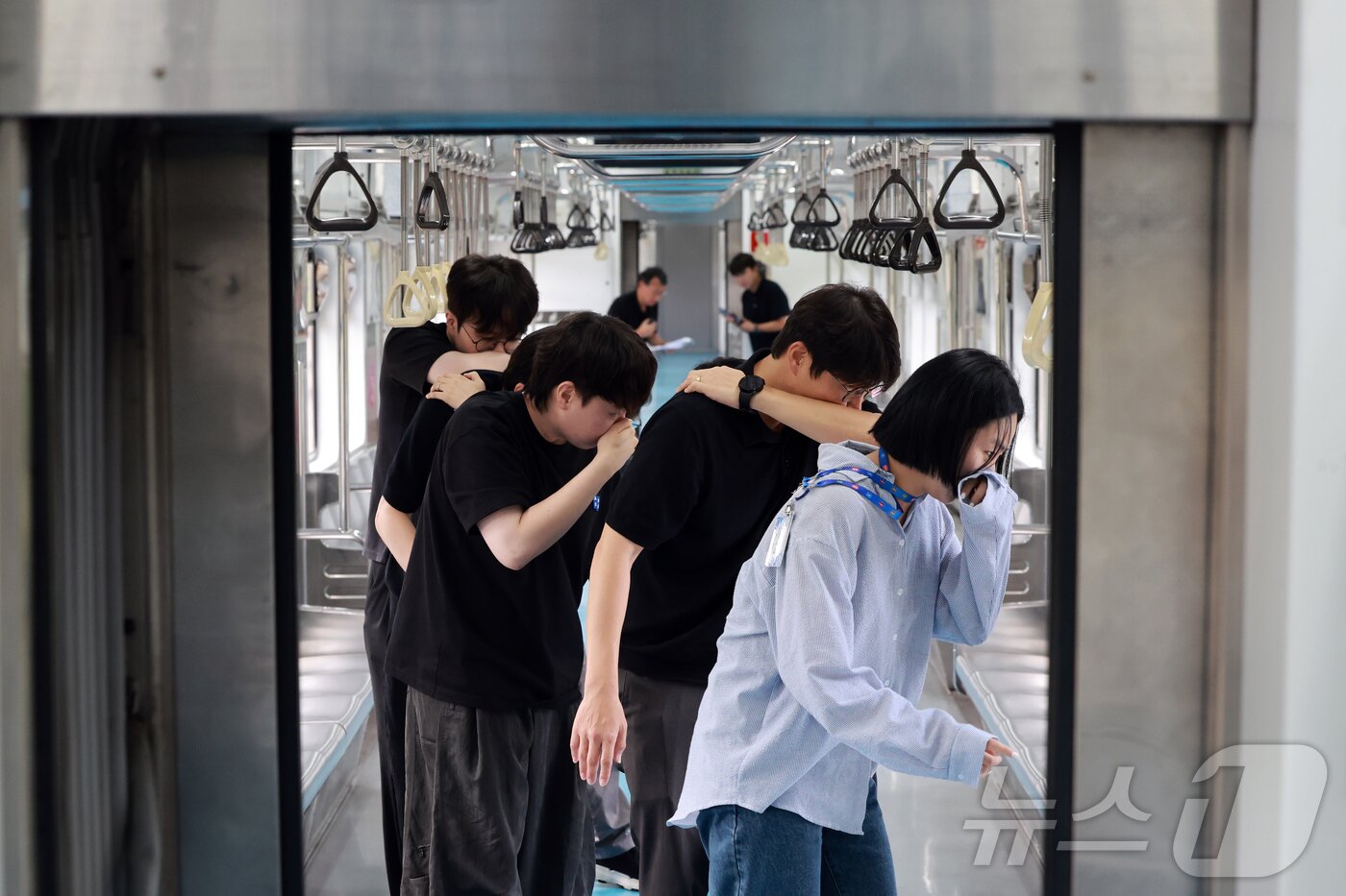 본문 이미지 - 4일 오후 경기도 고양시 지축차량기지에서 전동차 화재 시연이 열린 가운데 불이 난 전동차 객실에서 승객을 가정한 서울교통공사 직원들이 대피하고 있다. &#40;공동취재&#41; 2025.9.4/뉴스1 ⓒ News1 김진환 기자