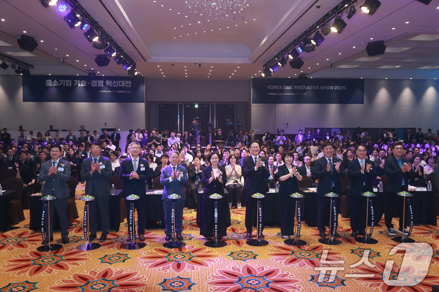 (서울=뉴스1) = 한성숙 중소벤처기업부 장관이 4일 제주 부영호텔&리조트에서 열린 '2025 중소기업 기술·경영 혁신대전 개막식'에서 참석자들과 기념 촬영을 하고 있다. (중소벤 …