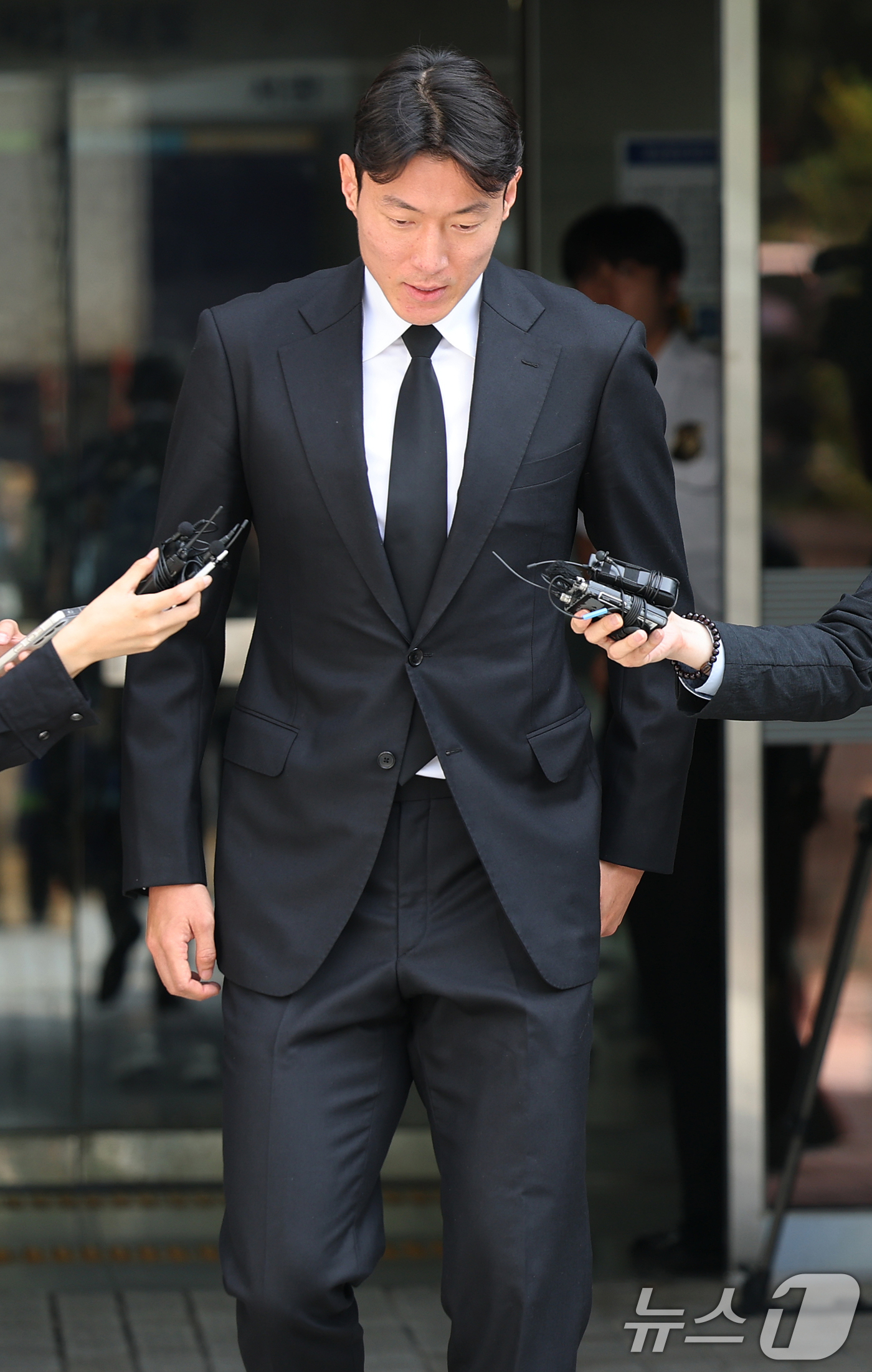 (서울=뉴스1) 오대일 기자 = '불법 촬영' 혐의를 받는 축구선수 황의조(33·알라니아스포르)가 4일 오후 서울 서초구 서울중앙지방법원에서 열린 성폭력범죄의처벌등에관한특례법위반( …