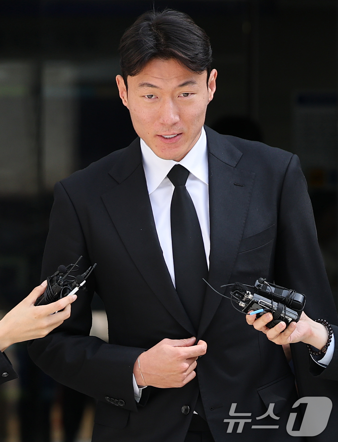 (서울=뉴스1) 오대일 기자 = '불법 촬영' 혐의를 받는 축구선수 황의조(33·알라니아스포르)가 4일 오후 서울 서초구 서울중앙지방법원에서 열린 성폭력범죄의처벌등에관한특례법위반( …