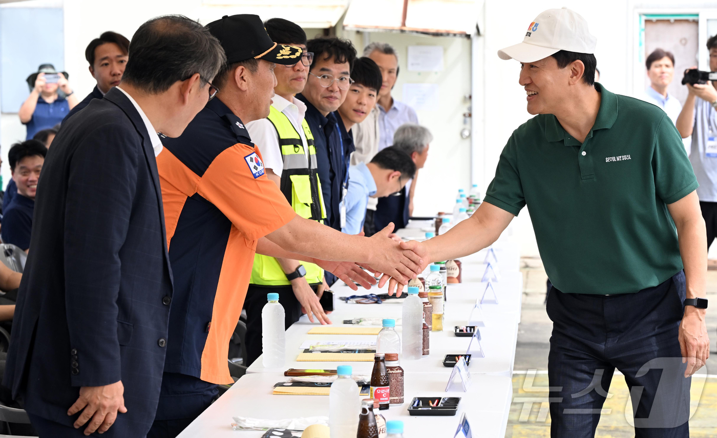 (서울=뉴스1) 김진환 기자 = 오세훈 서울시장이 4일 오후 경기 고양시 지축차량기지에서 열린 5호선 열차 방화관련 화재안정성 및 비상대응 검증을 위한 전동차 화재안전 시연회에서 …