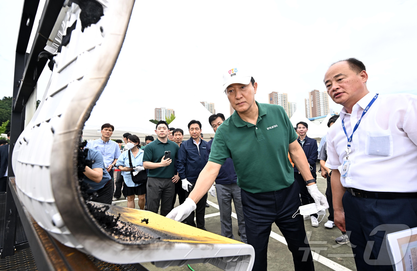 (서울=뉴스1) 김진환 기자 = 오세훈 서울시장이 4일 오후 경기 고양시 지축차량기지에서 열린 5호선 열차 방화관련 화재안정성 및 비상대응 검증을 위한 전동차 화재안전 시연회에서 …
