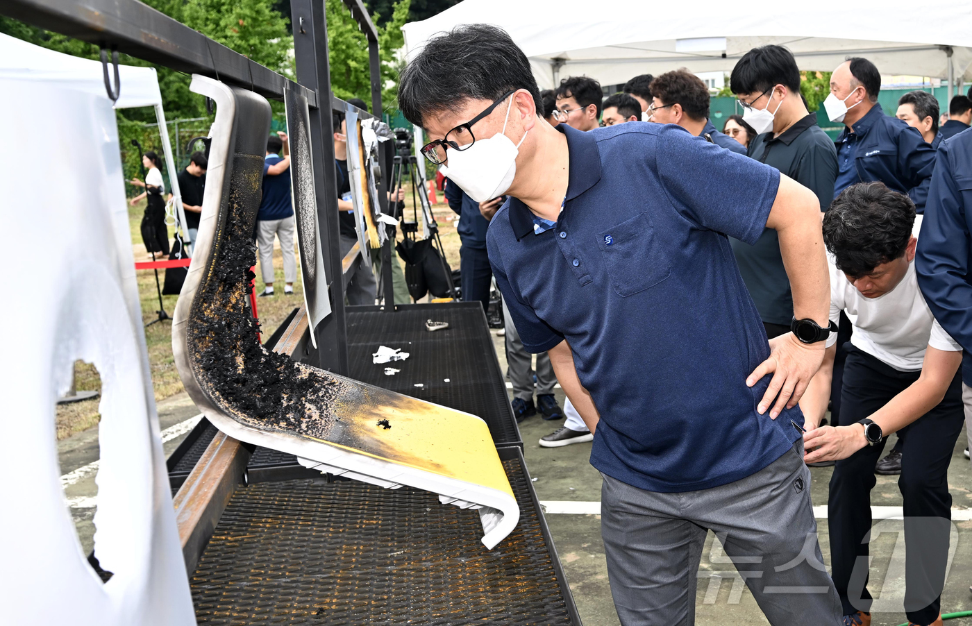 (서울=뉴스1) 김진환 기자 = 4일 오후 경기 고양시 지축차량기지에서 열린 5호선 열차 방화관련 화재안정성 및 비상대응 검증을 위한 전동차 화재안전 시연회에서 참석자들이 전동차 …