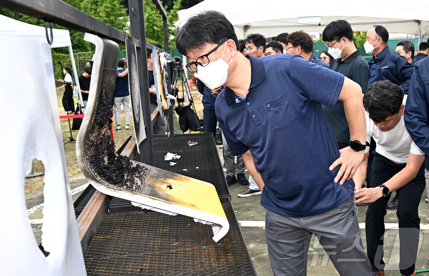 본문 이미지 - 4일 오후 경기 고양시 지축차량기지에서 열린 5호선 열차 방화관련 화재안정성 및 비상대응 검증을 위한 전동차 화재안전 시연회에서 참석자들이 전동차 내장재 6종에 대한 방염 성능 테스트 결과를 살펴보고 있다. &#40;공동취재&#41; 2025.9.4/뉴스1 ⓒ News1 김진환 기자