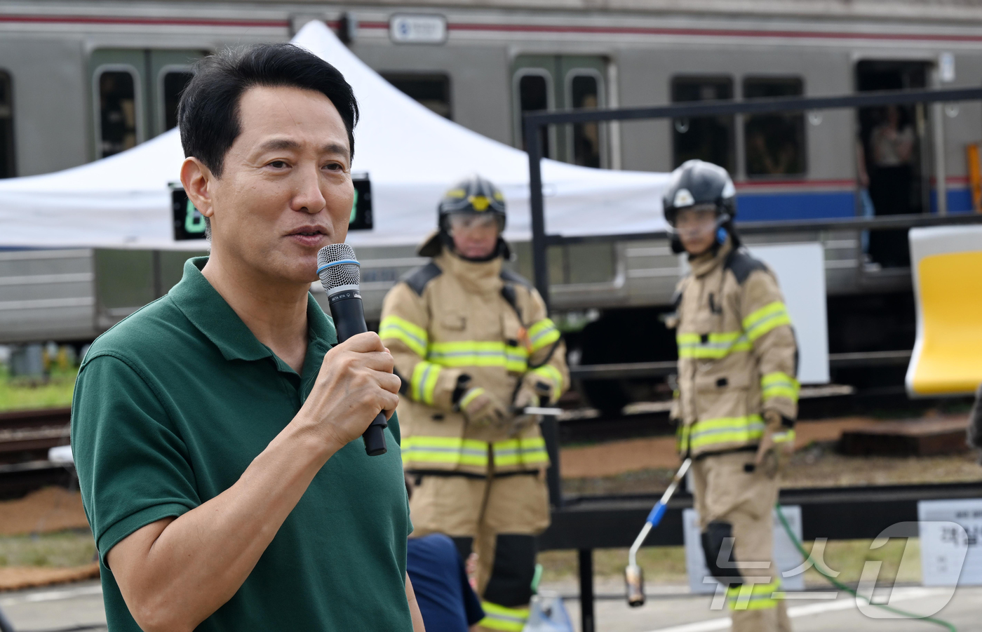 (서울=뉴스1) 김진환 기자 = 오세훈 서울시장이 4일 오후 경기 고양시 지축차량기지에서 열린 5호선 열차 방화관련 화재안정성 및 비상대응 검증을 위한 전동차 화재안전 시연회에서 …