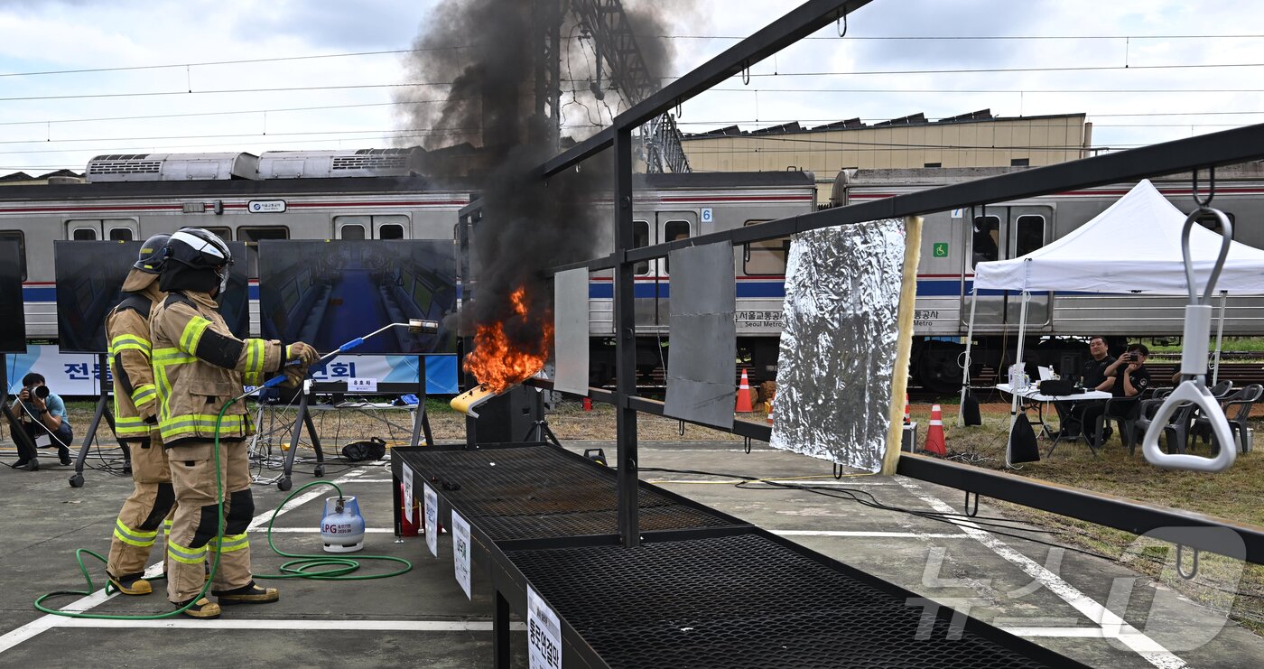 본문 이미지 - 4일 오후 경기 고양시 지축차량기지에서 열린 5호선 열차 방화관련 화재안정성 및 비상대응 검증을 위한 전동차 화재안전 시연회에서 소방 관계자가 전동차 내장재 6종에 대한 방염 성능 테스트를 하고 있다. &#40;공동취재&#41; 2025.9.4/뉴스1 ⓒ News1 김진환 기자
