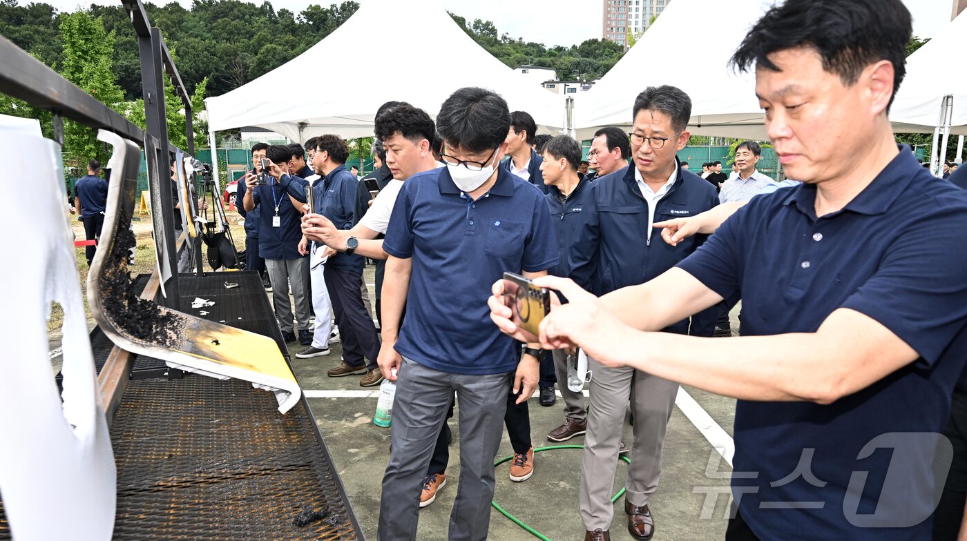 본문 이미지 - 4일 오후 경기 고양시 지축차량기지에서 열린 5호선 열차 방화관련 화재안정성 및 비상대응 검증을 위한 전동차 화재안전 시연회에서 참석자들이 전동차 내장재 6종에 대한 방염 성능 테스트 결과를 살펴보고 있다. &#40;공동취재&#41; 2025.9.4/뉴스1 ⓒ News1 김진환 기자