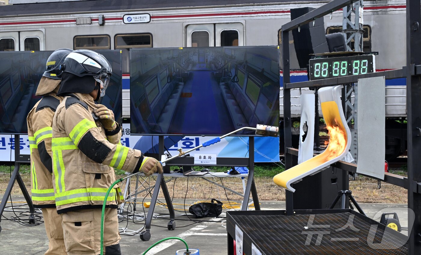 본문 이미지 - 4일 오후 경기 고양시 지축차량기지에서 열린 5호선 열차 방화관련 화재안정성 및 비상대응 검증을 위한 전동차 화재안전 시연회에서 소방 관계자가 전동차 내장재 6종에 대한 방염 성능 테스트를 하고 있다. &#40;공동취재&#41; 2025.9.4/뉴스1 ⓒ News1 김진환 기자