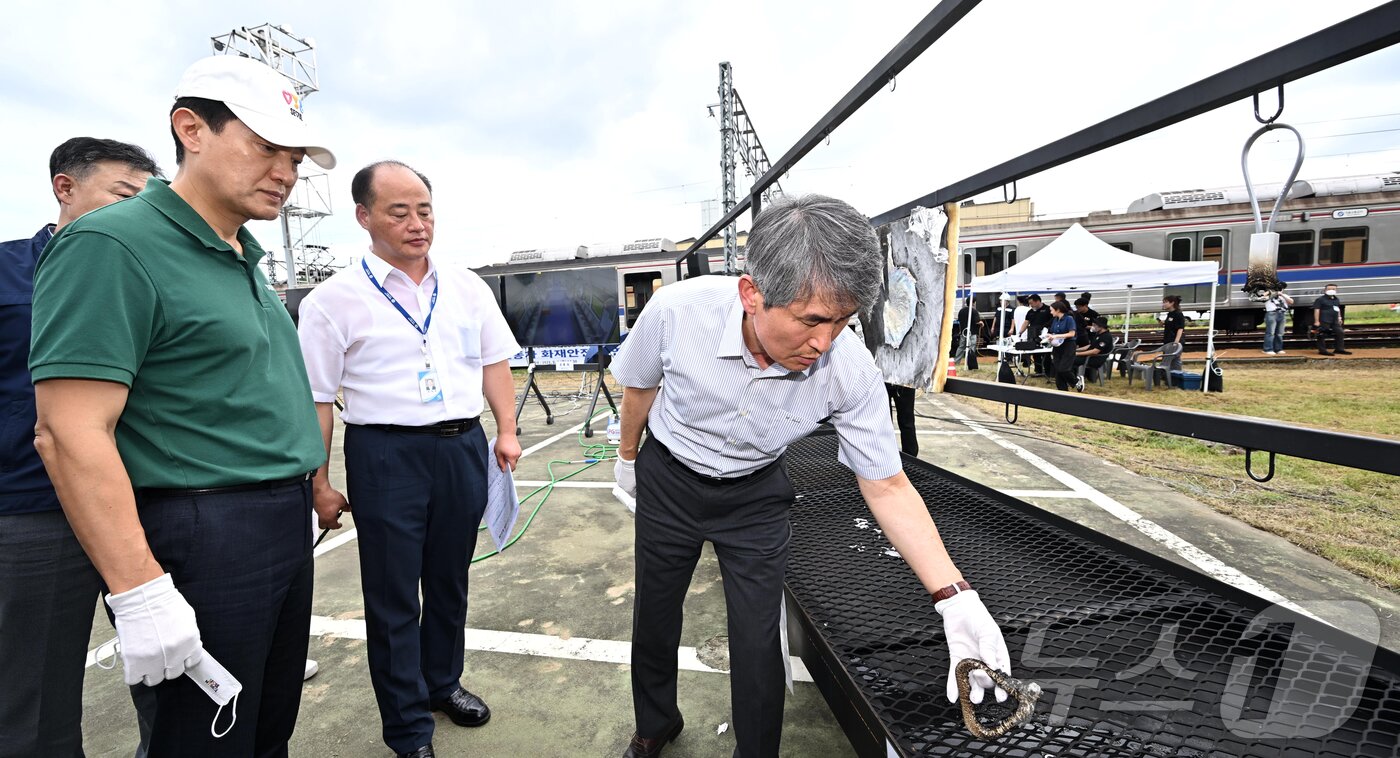 본문 이미지 - 오세훈 서울시장이 4일 오후 경기 고양시 지축차량기지에서 열린 5호선 열차 방화관련 화재안정성 및 비상대응 검증을 위한 전동차 화재안전 시연회에서 전동차 내장재 6종에 대한 방염 성능 결과를 확인하고 있다. &#40;공동취재&#41; 2025.9.4/뉴스1 ⓒ News1 김진환 기자