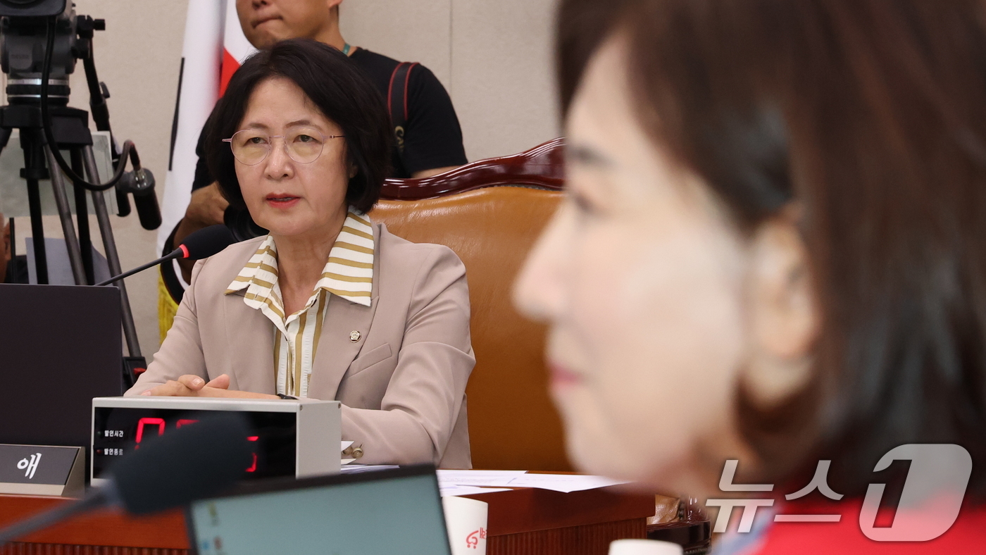 (서울=뉴스1) 이승배 기자 = 추미애 국회 법제사법위원장이 4일 오후 서울 여의도 국회에서 열린 법사위 전체회의에서 발언하고 있다.오른쪽은 국민의힘 나경원 의원. 2025.9.4 …