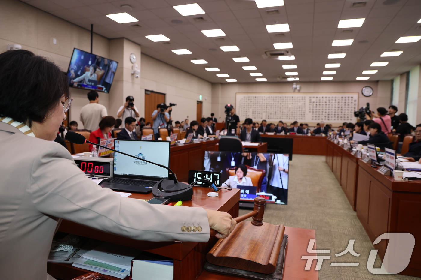 (서울=뉴스1) 이승배 기자 = 추미애 국회 법제사법위원장이 4일 오후 서울 여의도 국회에서 열린 법사위 전체회의에서 의사봉을 두드리고 있다. 2025.9.4/뉴스1
