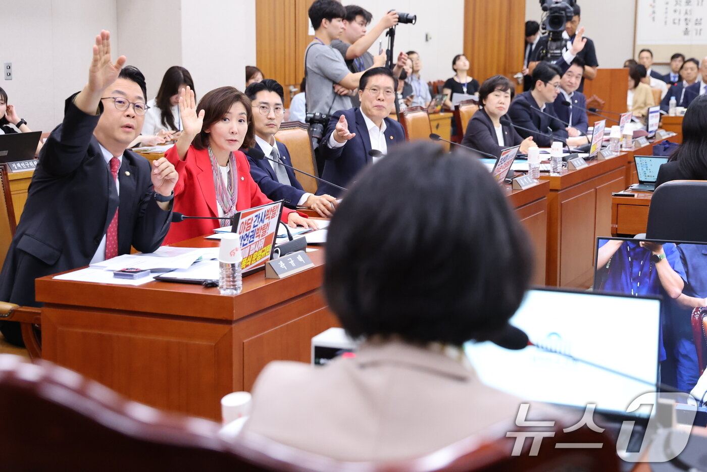 본문 이미지 - 4일 오후 서울 여의도 국회에서 열린 법제사법위원회에서 나경원 의원을 비롯한 국민의힘 의원들이 추미애 위원장에게 발언권을 요청하고 있다. 2025.9.4/뉴스1 ⓒ News1 이승배 기자
