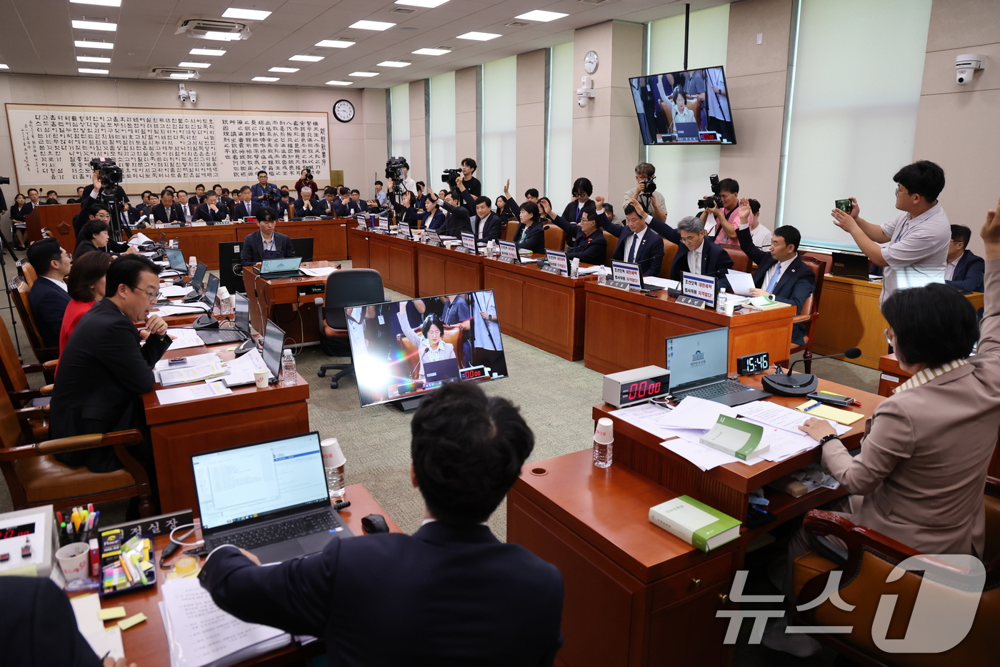 (서울=뉴스1) 이승배 기자 = 4일 오후 서울 여의도 국회에서 열린 법제사법위원회 전체회의에서 의원들이 거수 투표를 하고 있다. 2025.9.4/뉴스1