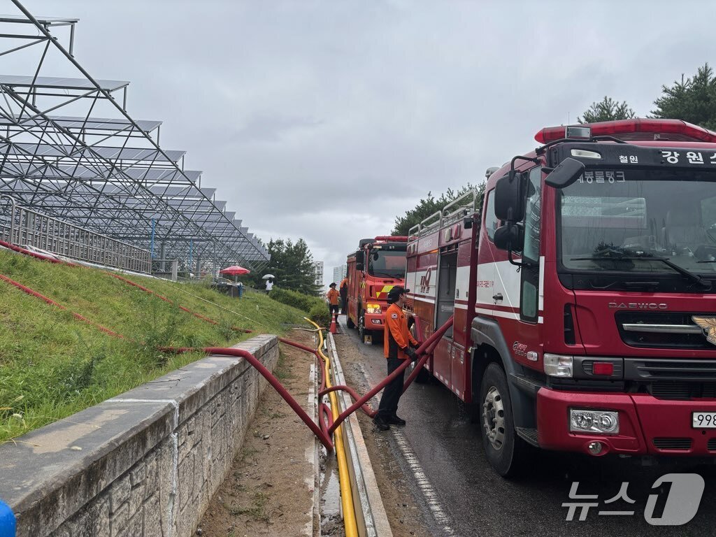 본문 이미지 - '최악 가뭄' 강릉에 추가 투입된 물탱크차량.(강원도소방본부 제공. 재판매 및 DB금지)/뉴스1