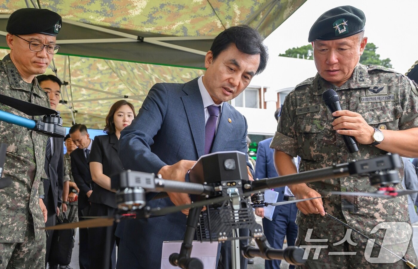 본문 이미지 - 국방부가 첨단과학기술 강군 육성을 위해 추진 중인 &#39;50만 드론 전사 양성 프로젝트&#39; 일환으로 육군 제36사단을 소형·대&#40;對&#41; 드론 분야 실증 전담 부대 1호로 지정했다고 지난 4일 밝혔다. 사진은 안규백 국방부 장관이 강원도 원주 육군 36사단에서 교육용 소형드론에 대한 설명을 듣고 있는 모습. &#40;국방부 제공. 재판매 및 DB 금지&#41; 2025.9.4/뉴스1