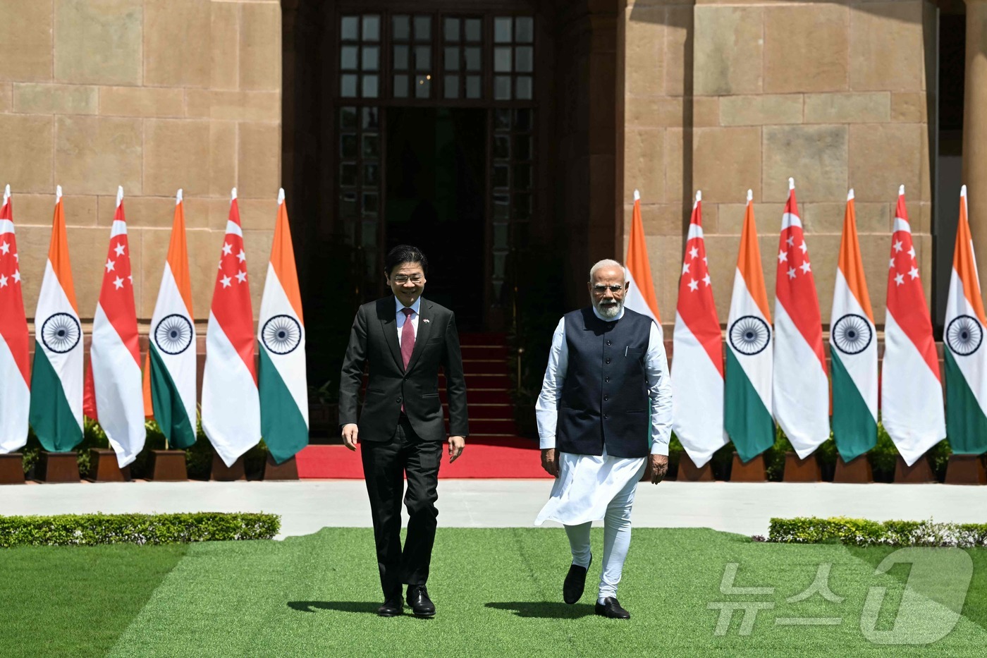 (뉴델리 AFP=뉴스1) 심서현 기자 = 나렌드라 모디 인도 총리가 4일(현지시간) 뉴델리의 하이데라바드 하우스에서 로런스 웡 싱가포르 총리와 만나 걷고 있다. 2025.09.04 …
