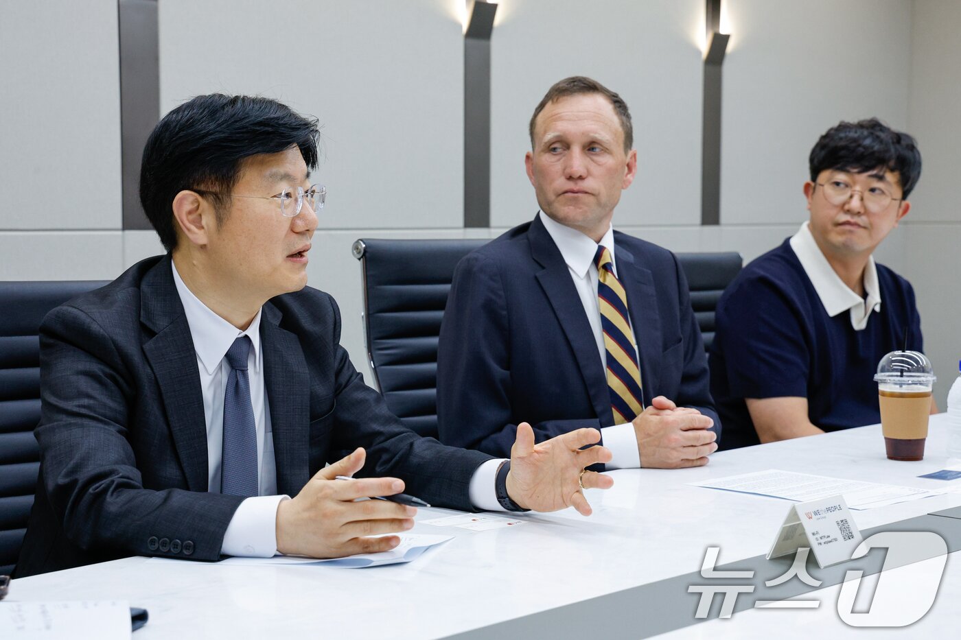 본문 이미지 - 이영기 위더피플 법률사무소 외국변호사(왼쪽부터), 크리스토퍼 렙속(Christopher L. Lebsock) 하우스펠드 로펌 선임파트너 변호사, 이병진 팡스카이 대표이사가 4일 서울 서대문구 위더피플 법률사무소에서 구글·애플 상대 인앱 결제 수수료 소송 관련 뉴스1과 인터뷰를 하고 있다. 2025.9.4/뉴스1 ⓒ News1 안은나 기자