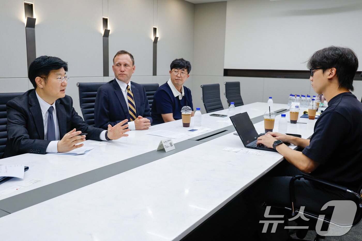 본문 이미지 - 이영기 위더피플 법률사무소 외국변호사&#40;왼쪽부터&#41;, 크리스토퍼 렙속&#40;Christopher L. Lebsock&#41; 하우스펠드 로펌 선임파트너 변호사, 이병진 팡스카이 대표이사가 4일 서울 서대문구 위더피플 법률사무소에서 구글·애플 상대 인앱 결제 수수료 소송 관련 뉴스1과 인터뷰를 하고 있다. 2025.9.4/뉴스1 ⓒ News1 안은나 기자