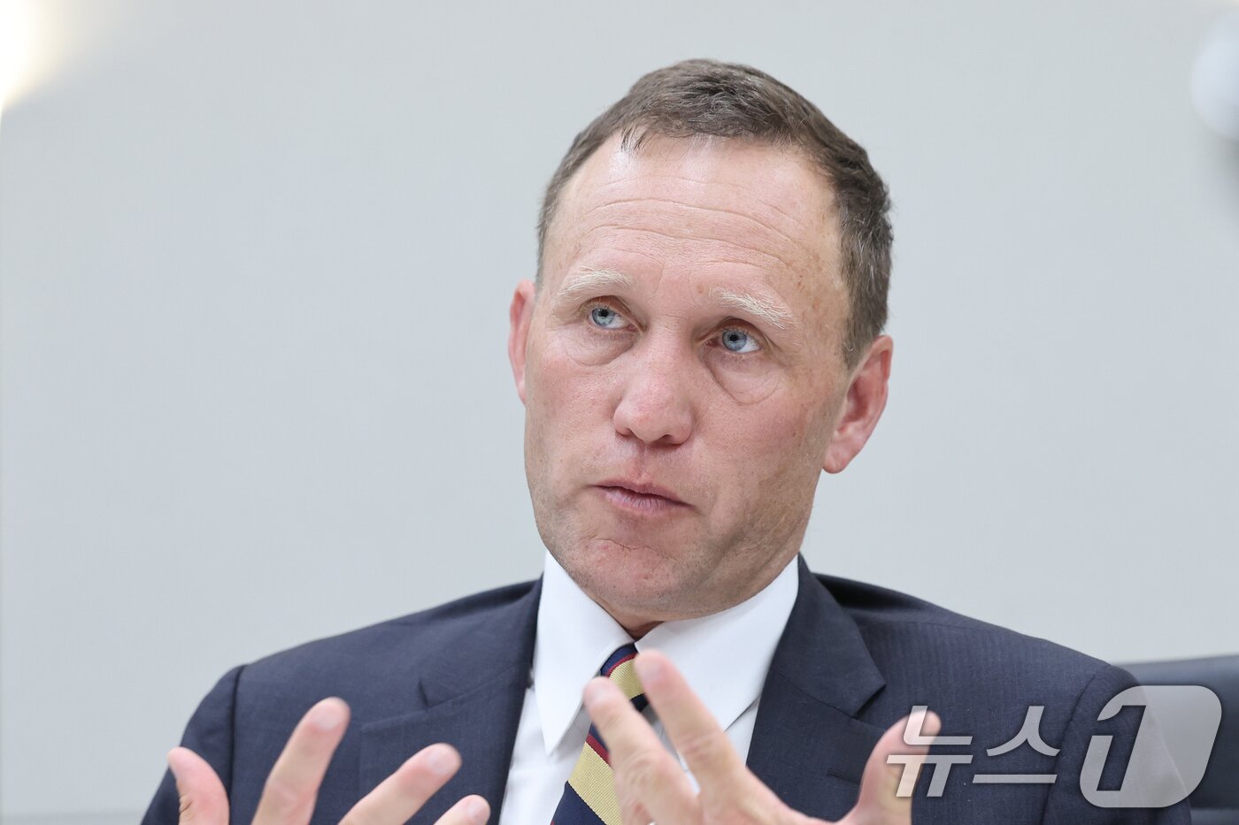 본문 이미지 - 크리스토퍼 렙속&#40;Christopher L. Lebsock&#41; 하우스펠드 로펌 선임파트너 변호사가 4일 서울 서대문구 위더피플 법률사무소에서 구글·애플 상대 인앱 결제 수수료 소송 관련 뉴스1과 인터뷰를 하고 있다. 2025.9.4/뉴스1 ⓒ News1 안은나 기자