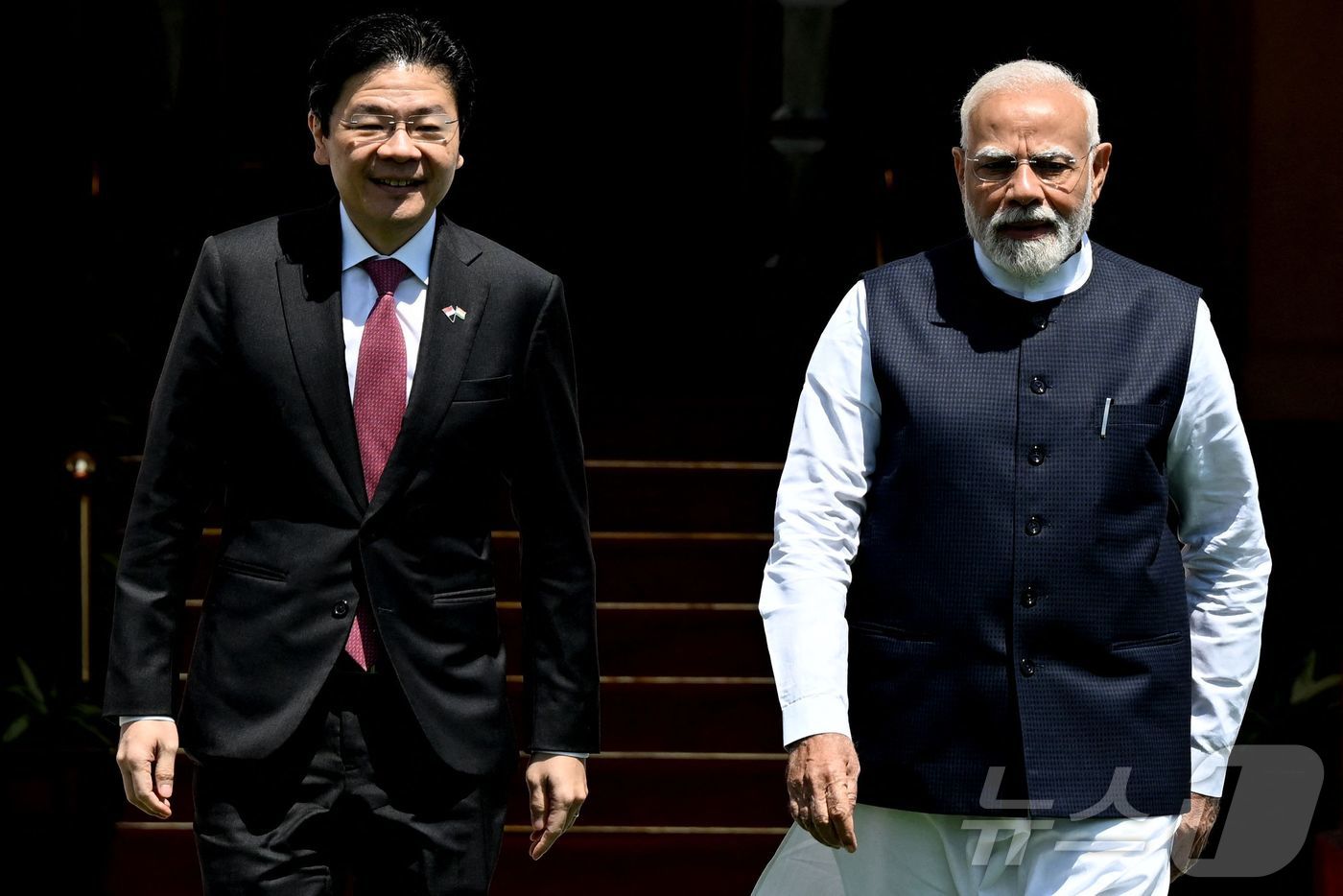 (뉴델리 AFP=뉴스1) 심서현 기자 = 나렌드라 모디 인도 총리가 4일(현지시간) 인도 뉴델리에 있는 하이데라바드 하우스(영빈관)에서 로런스 웡 싱가포르 총리를 만나 걷고 있다. …