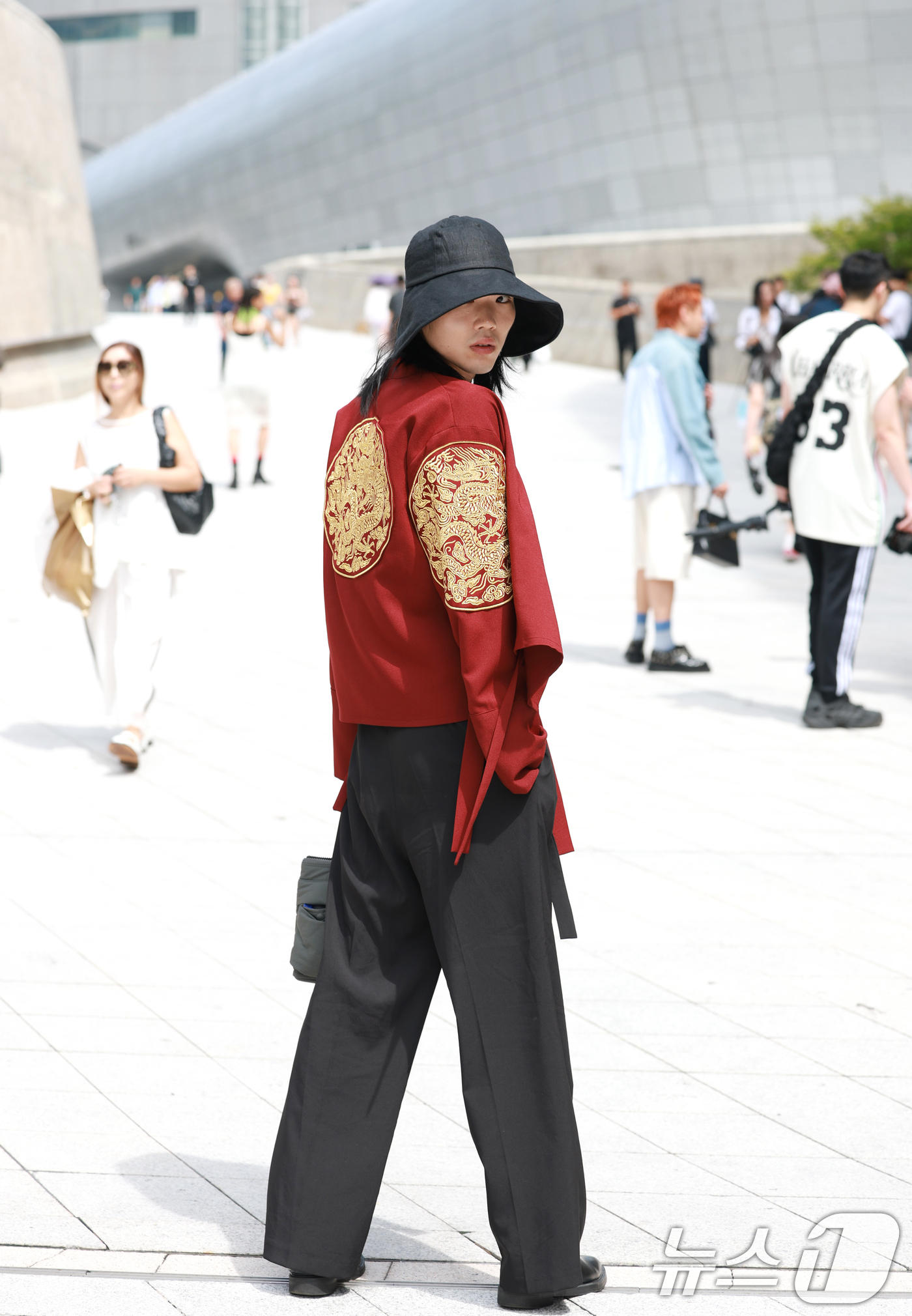 (서울=뉴스1) 권현진 기자 = 모델 류하루가 4일 서울 중구 동대문디자인플라자(DDP)에서 열린 2026 S/S서울패션위크에서 곤룡포 스타일의 의상을 입고 포즈를 취하고 있다. …