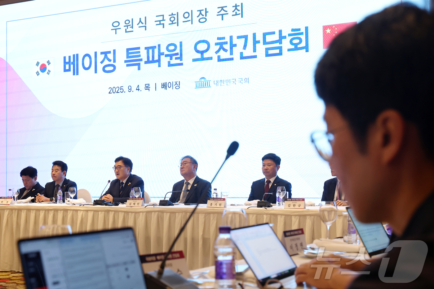 (베이징(중국)=뉴스1) 박정호 기자 = 우원식 국회의장이 4일 오후 중국 베이징의 한 호텔에서 가진 국회의장 주최 베이징 특파원 오찬간담회에서 특파원들의 질문에 답하고 있다. 2 …