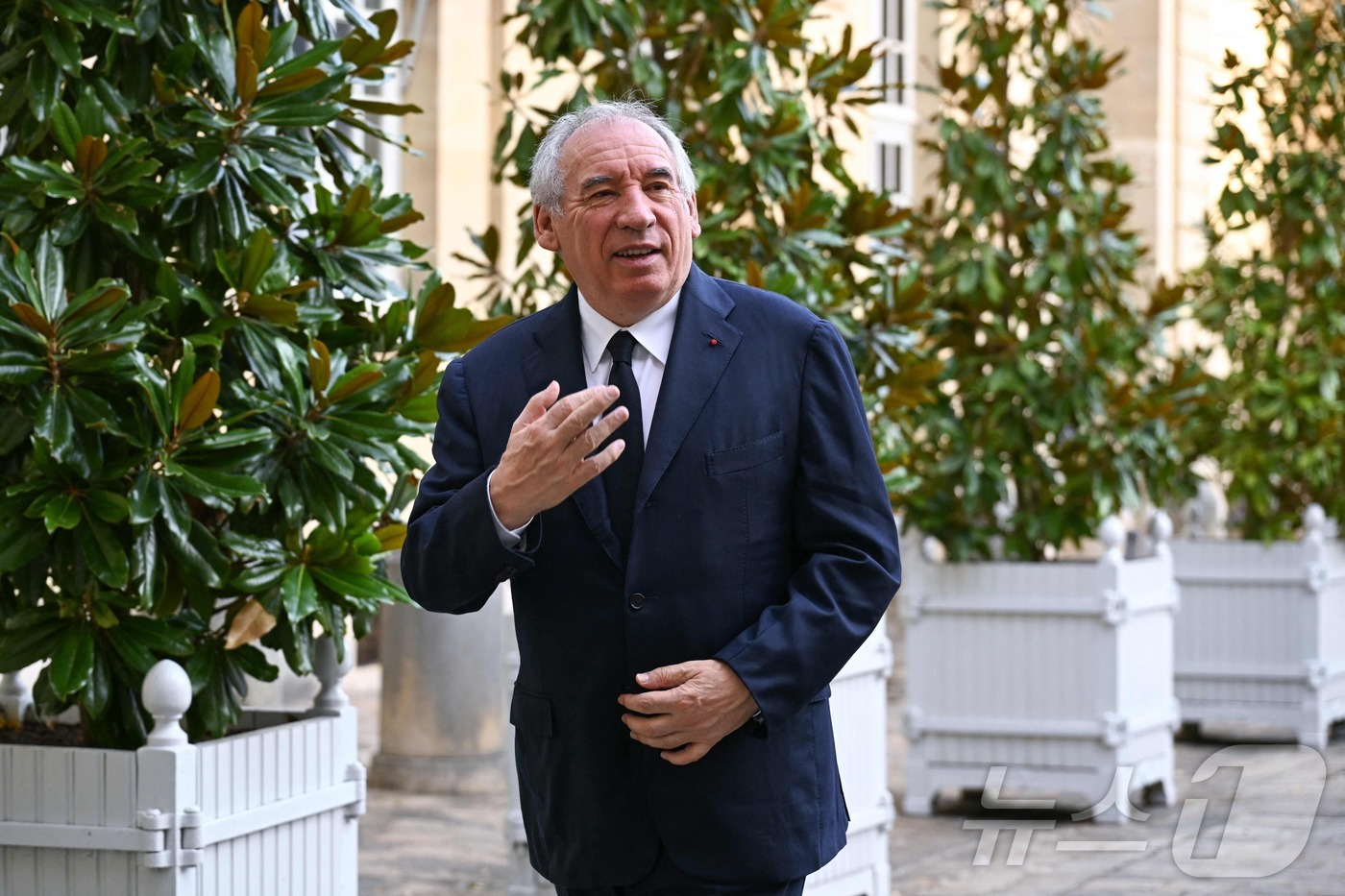 (파리 AFP=뉴스1) 심서현 기자 = 3일(현지시간) 프랑수아 바이루 프랑스 총리가 프랑스 정당 대표들과의 회동을 위해 파리 마티뇽 호텔에 도착하고 있다. 2025.09.04.ⓒ …