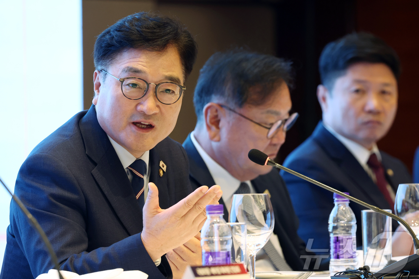 (베이징(중국)=뉴스1) 박정호 기자 = 우원식 국회의장이 4일 오후 중국 베이징의 한 호텔에서 가진 국회의장 주최 베이징 특파원 오찬간담회에서 모두 발언을 하고 있다. 2025. …