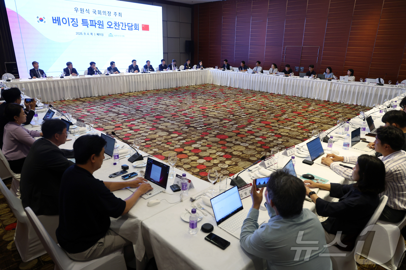 (베이징(중국)=뉴스1) 박정호 기자 = 우원식 국회의장이 4일 오후 중국 베이징의 한 호텔에서 가진 국회의장 주최 베이징 특파원 오찬간담회에서 모두 발언을 하고 있다. 2025. …