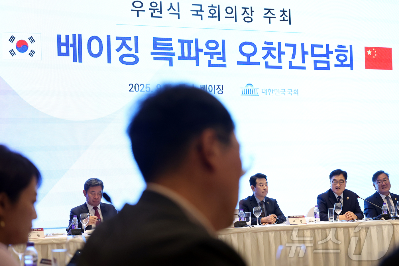 (베이징(중국)=뉴스1) 박정호 기자 = 우원식 국회의장이 4일 오후 중국 베이징의 한 호텔에서 가진 국회의장 주최 베이징 특파원 오찬간담회에서 특파원들의 질문에 답하고 있다. 2 …