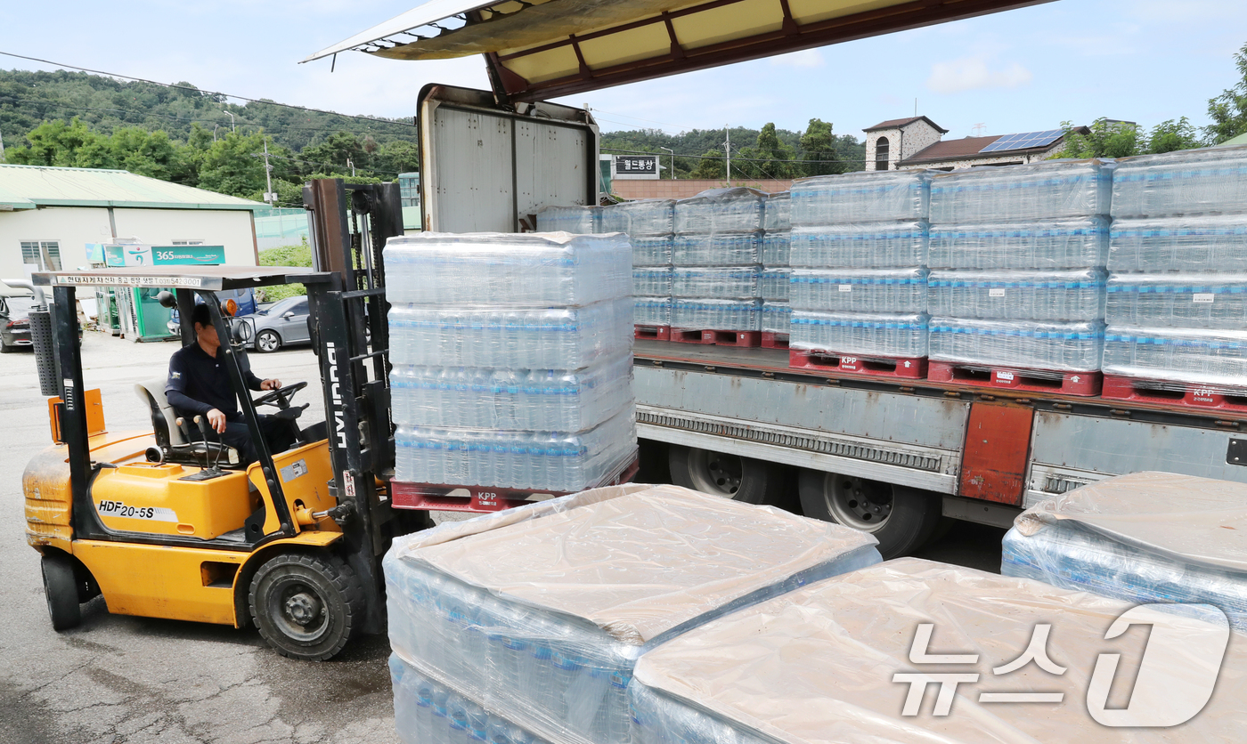 (서울=뉴스1) = 송파구가 4일 물 부족 강릉시에 생수를 긴급 지원키로 하고, 강릉에 지원 할 생수를 차량에 싣고 있다. (송파구 제공. 재판매 및 DB 금지) 2025.9.4/ …
