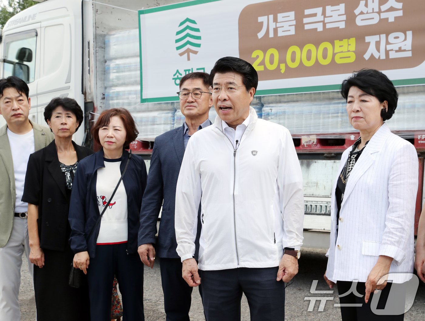 (서울=뉴스1) = 서강석 송파구청장이 4일 가뭄피해가 심한 강릉에 지원할 생수를 살펴보고 있다. (송파구 제공. 재판매 및 DB 금지) 2025.9.4/뉴스1