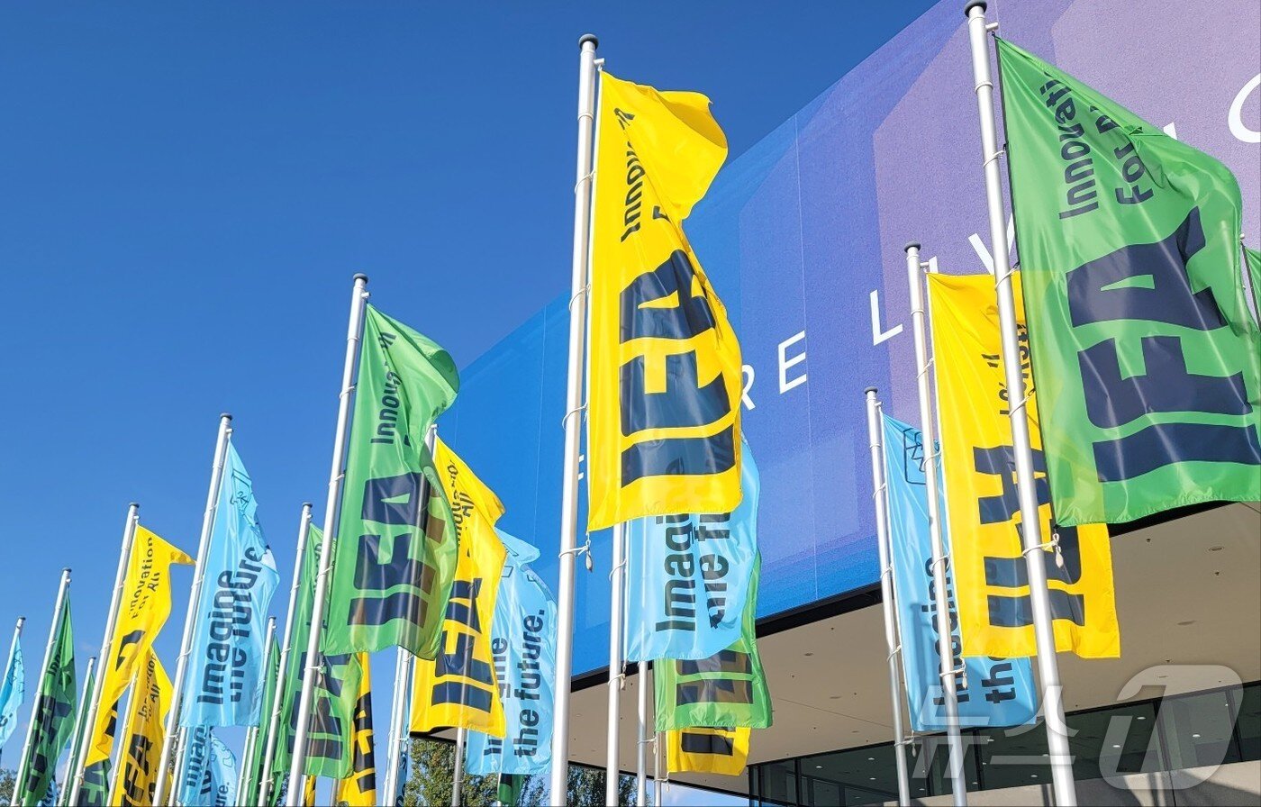 본문 이미지 - 유럽 최대 가전 박람회 &#39;IFA2025&#39; 개막을 앞둔 4일&#40;현지시각&#41; 독일 메세 베를린&#40;Messe Berlin&#41; 건물 앞에 IFA 깃발이 휘날리고 있다. 2025.9.4 ⓒ News1 최동현 기자