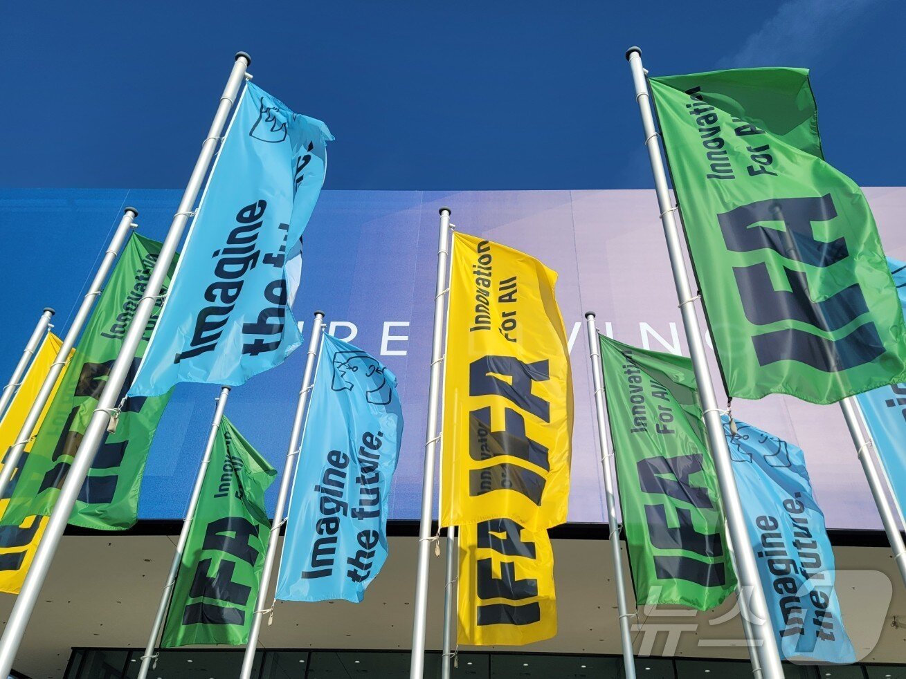 본문 이미지 - 유럽 최대 가전 박람회 &#39;IFA2025&#39; 개막을 앞둔 4일&#40;현지시각&#41; 독일 메세 베를린&#40;Messe Berlin&#41; 건물 앞에 IFA 깃발이 휘날리고 있다. 2025.9.4 ⓒ News1 최동현 기자