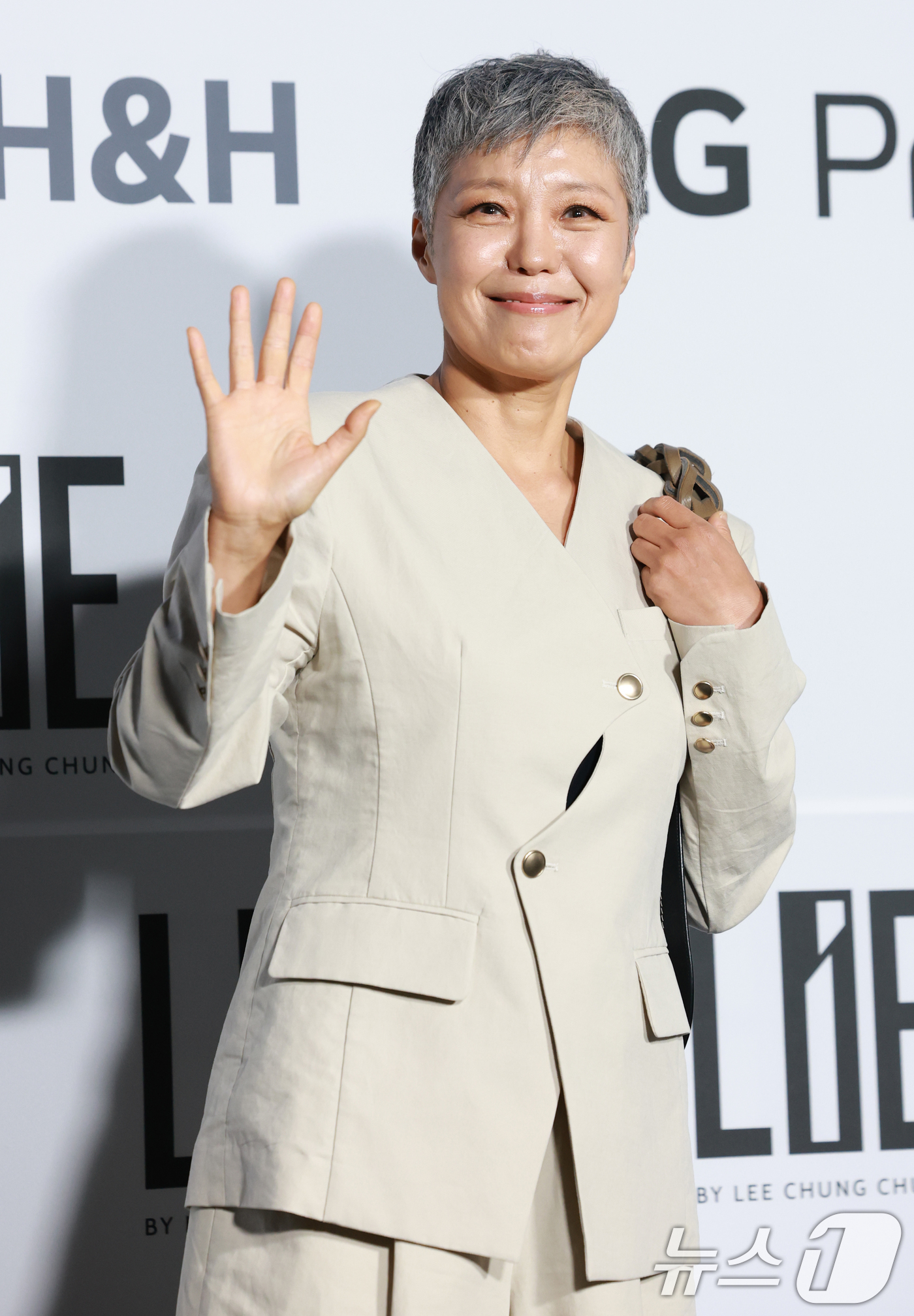 (서울=뉴스1) 권현진 기자 = 가수 이은미가 4일 서울 중구 동대문디자인플라자(DDP)에서 열린 2026 S/S서울패션위크 라이(LIE) 패션쇼에 참석해 포즈를 취하고 있다. 2 …