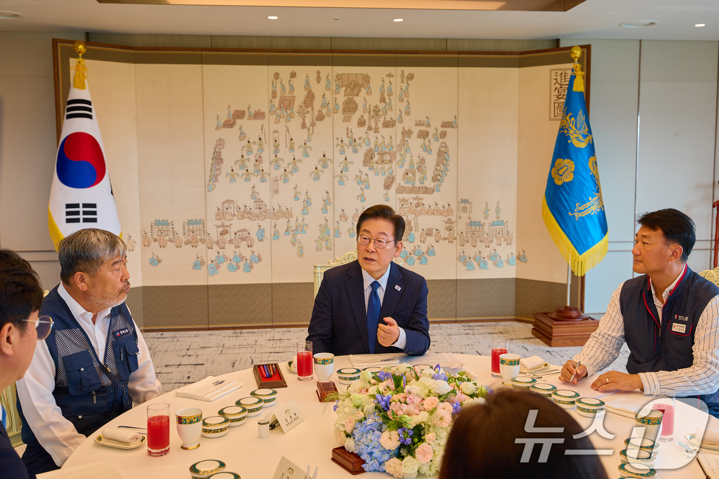 (서울=뉴스1) 허경 기자 = 이재명 대통령이 4일 서울 용산 대통령실 청사에서 열린 양대 노총 위원장과 오찬 간담회에서 양경수 민주노총 위원장(오른쪽), 김동명 한국노총 위원장과 …