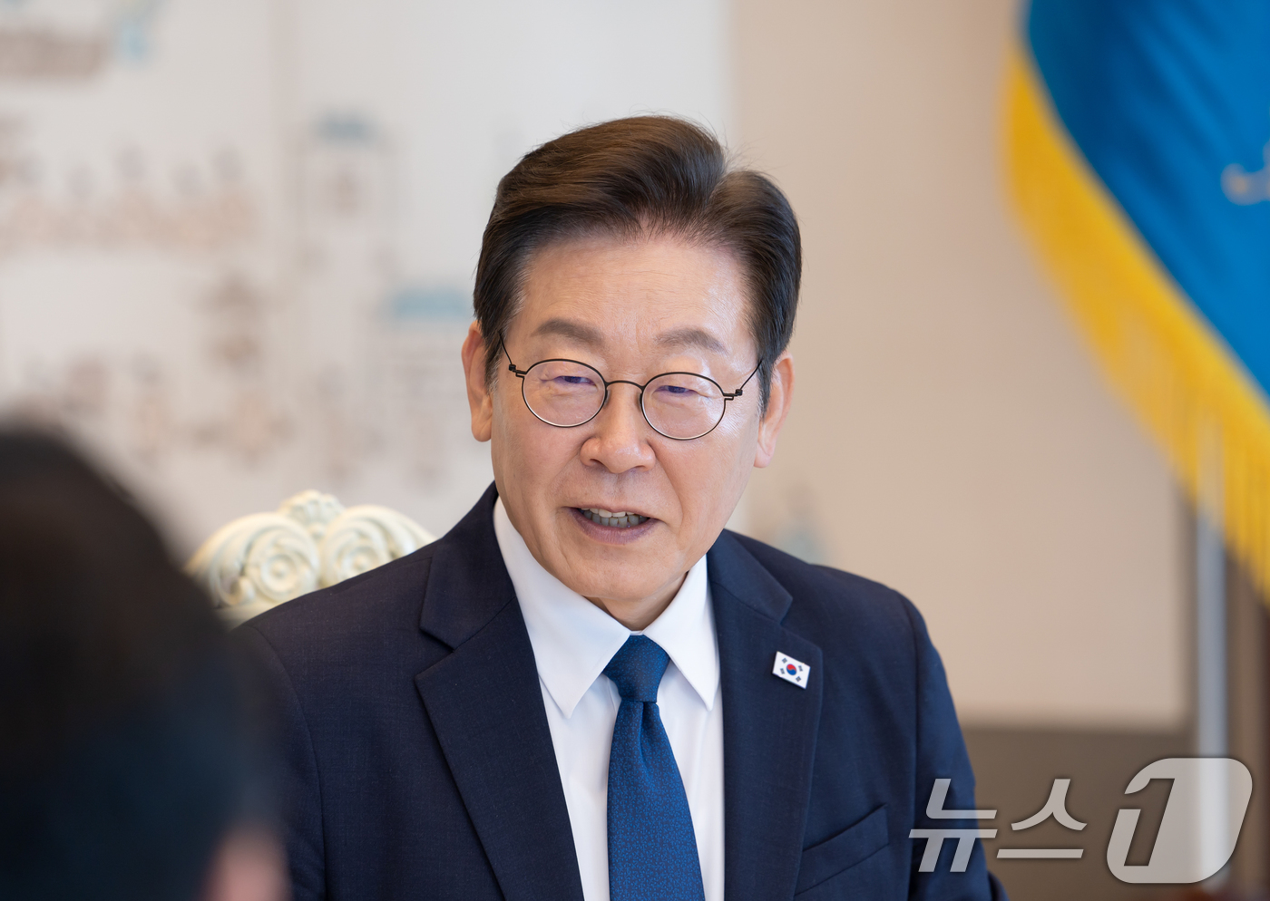 (서울=뉴스1) 허경 기자 = 이재명 대통령이 4일 서울 용산 대통령실 청사에서 열린 양대 노총 위원장과 오찬 간담회에서 양경수 민주노총 위원장, 김동명 한국노총 위원장과 대화하고 …