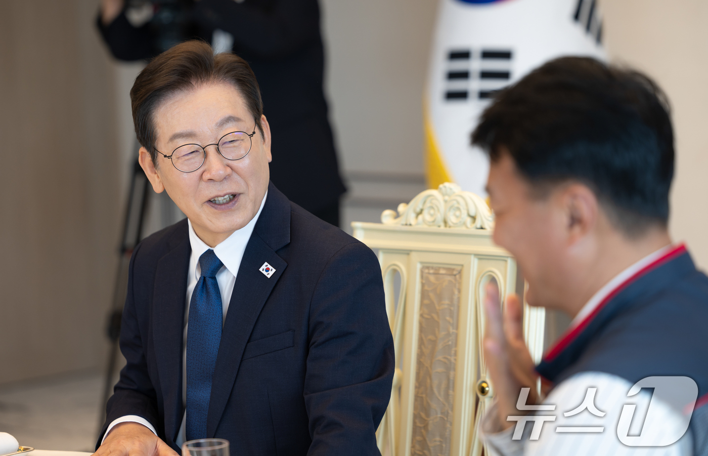 (서울=뉴스1) 허경 기자 = 이재명 대통령이 4일 서울 용산 대통령실 청사에서 열린 양대 노총 위원장과 오찬 간담회에서 양경수 민주노총 위원장과 대화하고 있다. (대통령실 제공. …