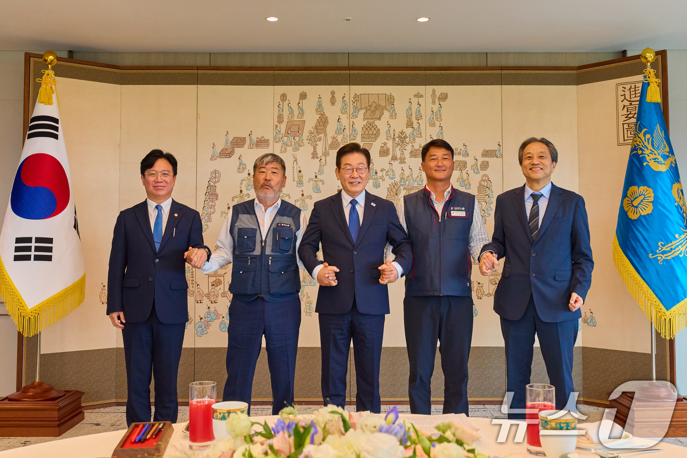 (서울=뉴스1) 허경 기자 = 이재명 대통령이 4일 서울 용산 대통령실 청사에서 열린 양대 노총 위원장과 오찬 간담회에서 양경수 민주노총 위원장, 김동명 한국노총 위원장과 기념촬영 …