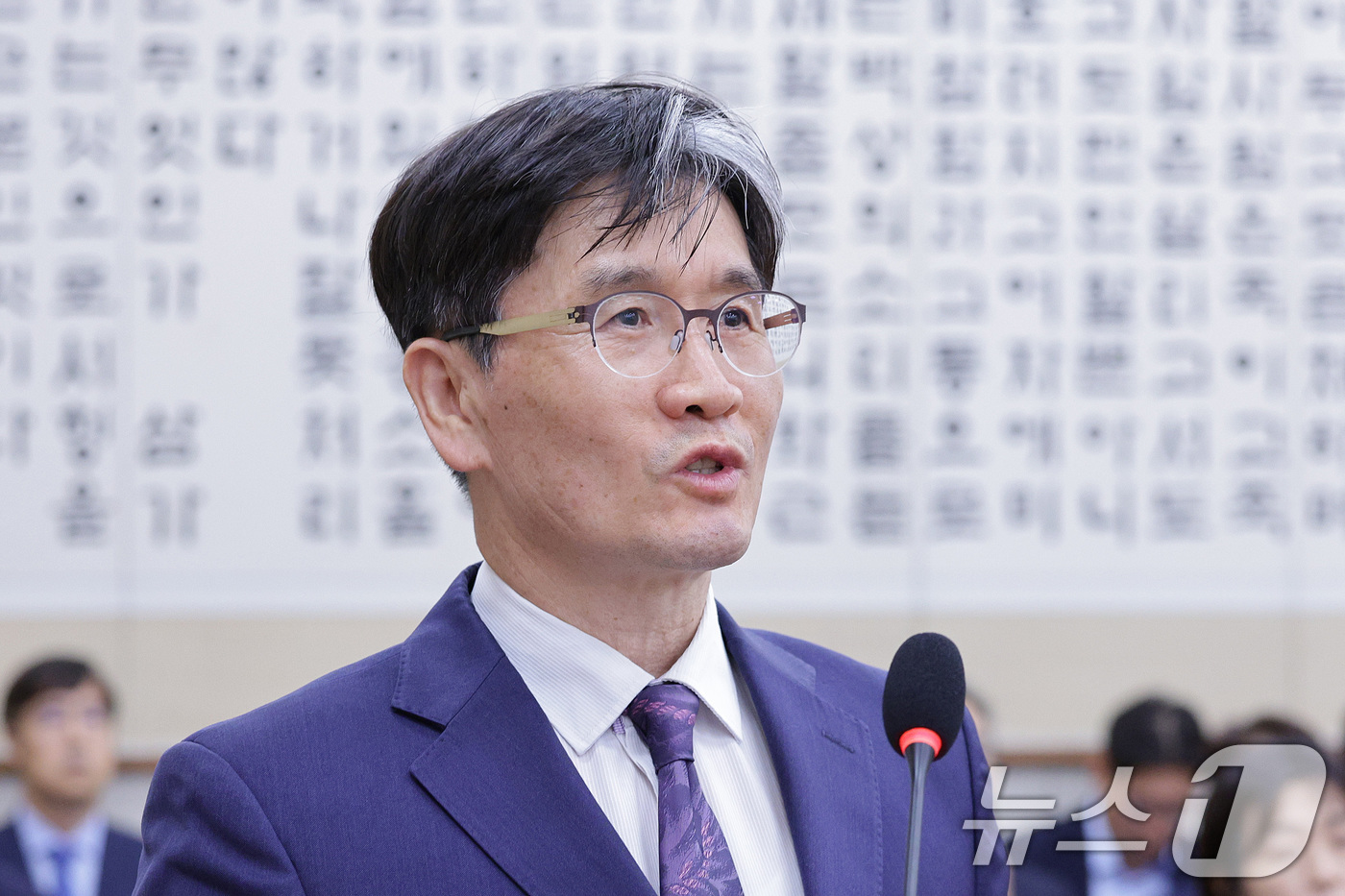 (서울=뉴스1) 신웅수 기자 = 오동운 공수처장이 4일 오후 서울 여의도 국회에서 열린 법제사법위원회 전체회의에서 2024 회계연도 예비비지출 승인의 건에 대한 감사 인사를 하고 …