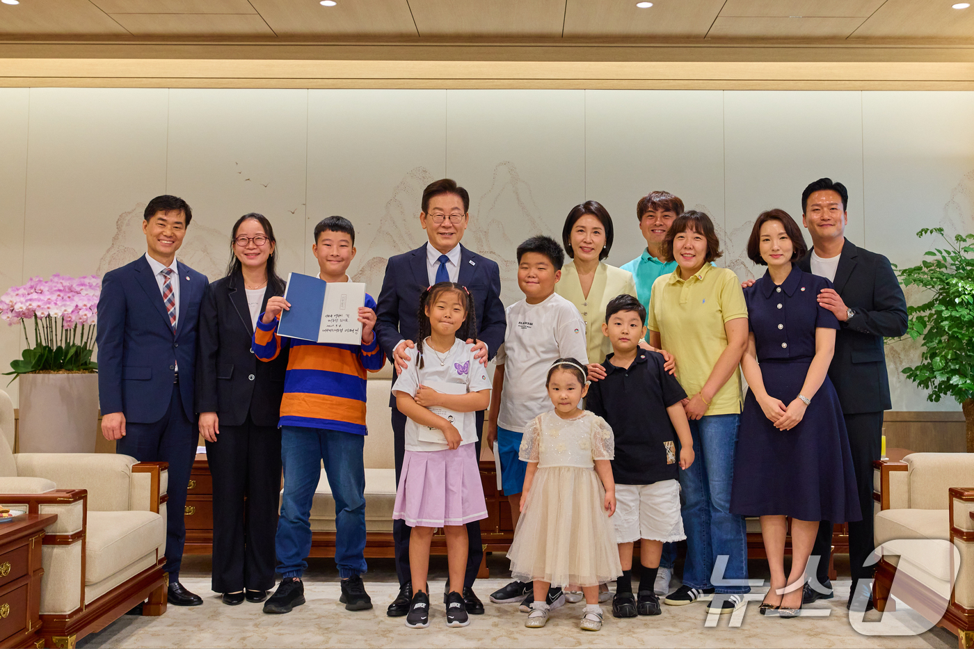 (서울=뉴스1) 허경 기자 = 이재명 대통령과 김혜경 여사가 4일 서울 용산 대통령실 청사에서 열린 어린이 초청 행사에서 참석자들과 함께 기념촬영을 하고 있다. (대통령실 제공. …