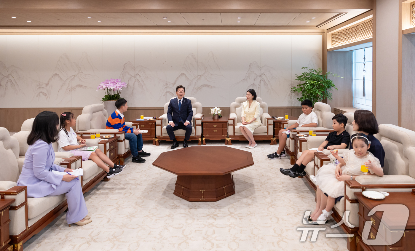 (서울=뉴스1) 허경 기자 = 자재명 대통령과 김혜경 여사가 4일 서울 용산 대통령실 청사에서 열린 어린이 초청 행사에서 참석자들과 대화하고 있다. (대통령실 제공. 재판매 및 D …