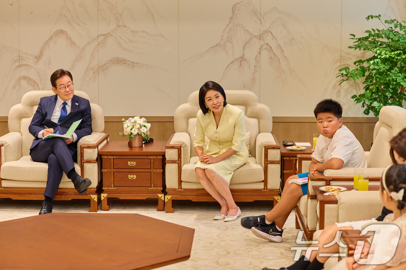 (서울=뉴스1) 허경 기자 = 이재명 대통령과 김혜경 여사가 4일 서울 용산 대통령실 청사에서 열린 어린이 초청 행사에서 참석자들과 대화하고 있다. (대통령실 제공. 재판매 및 D …