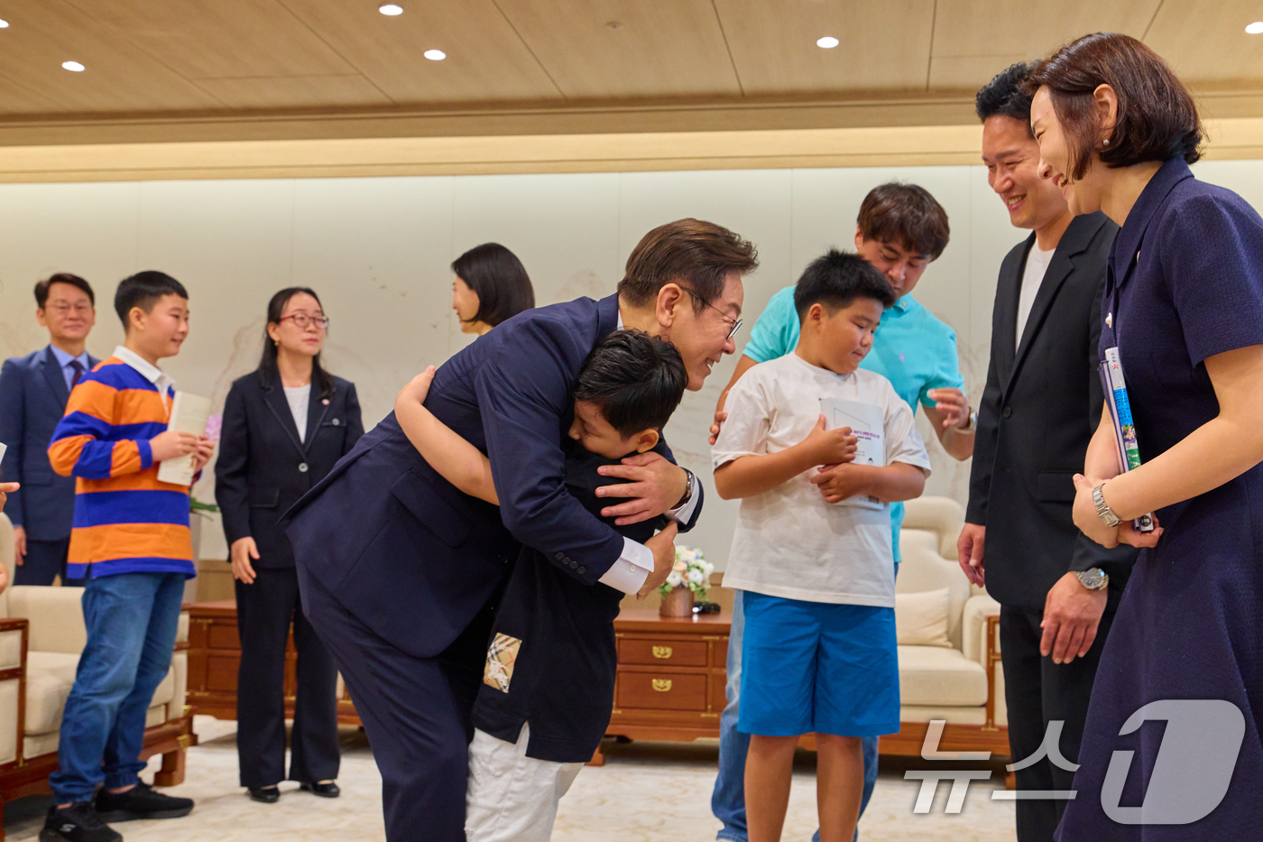 (서울=뉴스1) 허경 기자 = 이재명 대통령이 4일 서울 용산 대통령실 청사에서 열린 어린이 초청 행사에서 한 어린이를 안아주고 있다. (대통령실 제공. 재판매 및 DB 금지) 2 …