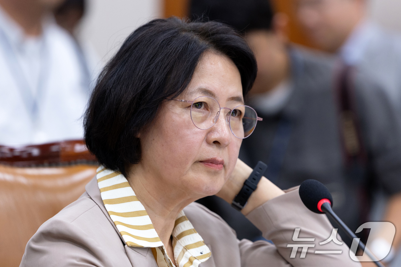 (서울=뉴스1) 이승배 기자 = 추미애 국회 법제사법위원장이 4일 서울 여의도 국회에서 열린 제429회 국회(정기회) 제2차 전체회의에서 머리를 만지고 있다. 2025.9.4/뉴스 …