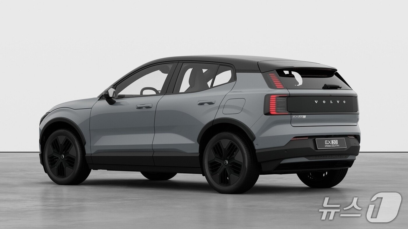 본문 이미지 - 볼보자동차코리아가 4일 서울 용산 전시장에서 미디어를 대상으로 공개한 &#39;EX30CC&#39;의 모습. 소형 순수 전기 스포츠유틸리티차&#40;SUV&#41; &#39;EX30&#39;을 크로스컨트리&#40;CC&#41;로 재해석하면서 승차감과 주행 성능을 높인 게 특징이다. 사진 속 모델의 외장 색상은 베이퍼 그레이다&#40;볼보차코리아 제공&#41;. 2025.09.04.