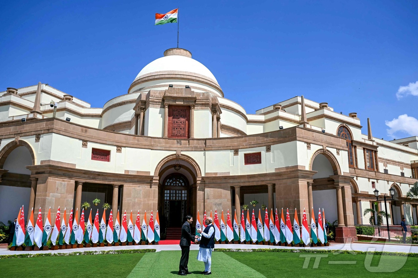 (뉴델리 AFP=뉴스1) 심서현 기자 = 로런스 웡 싱가포르 총리와 나렌드라 모디 인도 총리가 4일(현지시간) 인도 뉴델리에 있는 하이데라바드 하우스서 만나 악수를 하고 있다. 2 …