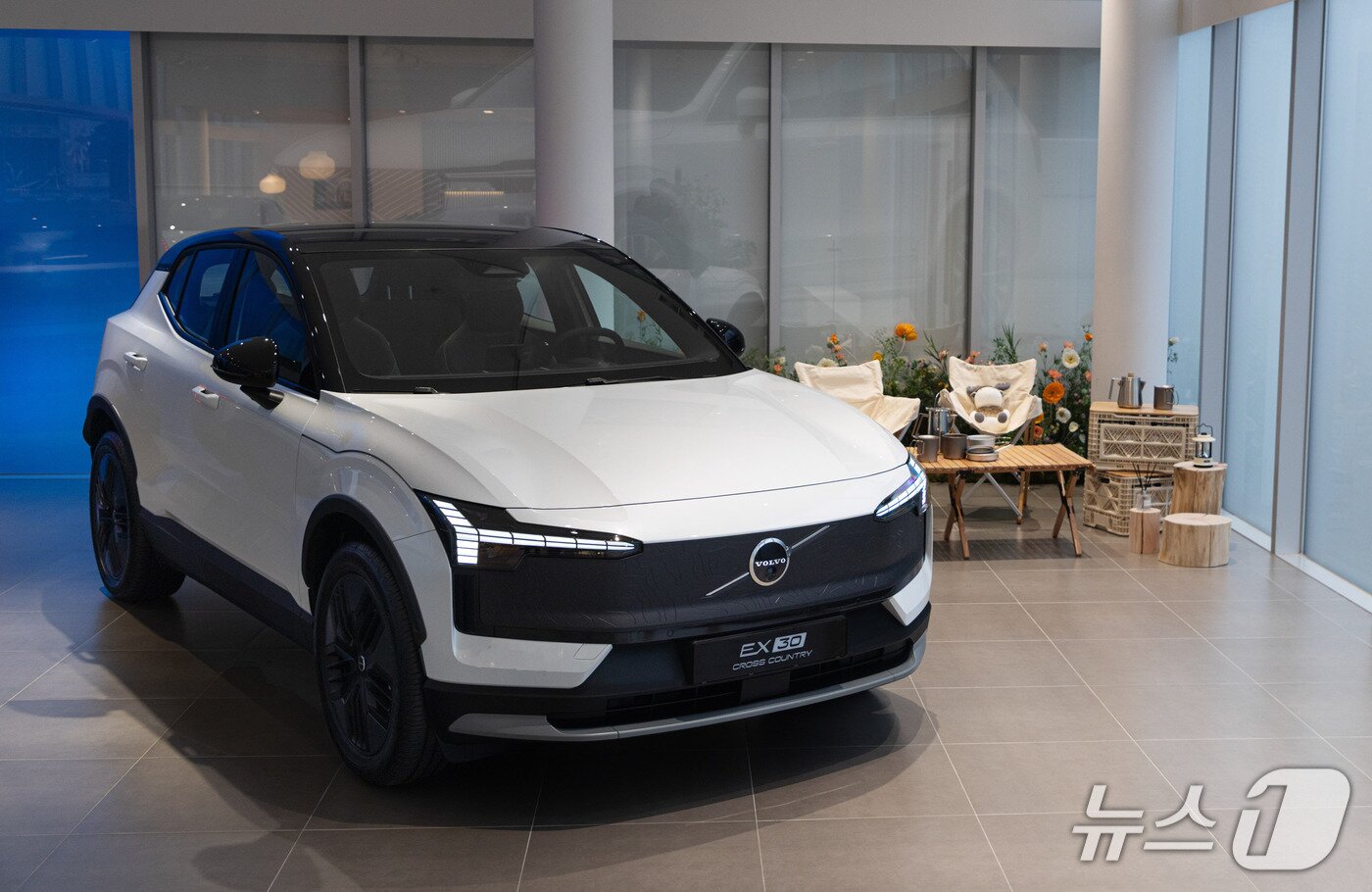 본문 이미지 - 볼보자동차코리아가 4일 서울 용산 전시장에서 미디어를 대상으로 공개한 &#39;EX30CC&#39;의 모습. 소형 순수 전기 스포츠유틸리티차&#40;SUV&#41; &#39;EX30&#39;을 크로스컨트리&#40;CC&#41;로 재해석하면서 승차감과 주행 성능을 높인 게 특징이다. 사진 속 모델의 외장 색상은 크리스탈 화이트다&#40;볼보차코리아 제공&#41;. 2025.09.04.