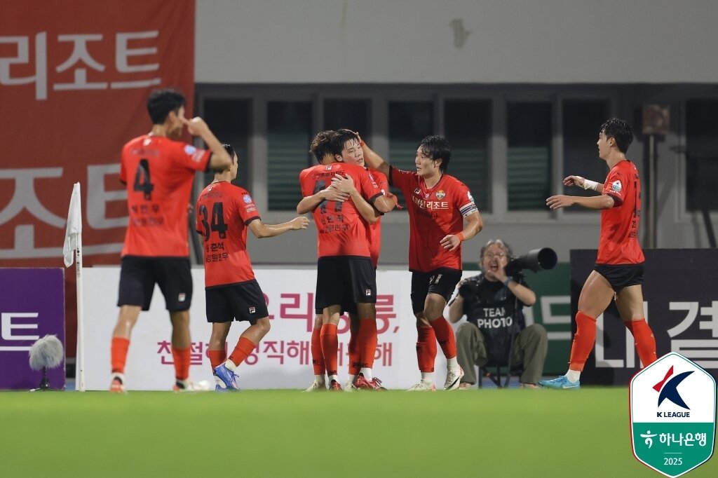 본문 이미지 - 강원이 강릉하이원아레나에서 경기하는 모습&#40;한국프로축구연맹 제공&#41; 